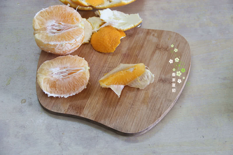 橙子剥皮,取几瓣,从中间部位剪开,去核,取出橙子肉.