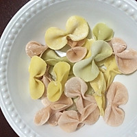 手工三色蔬菜汁蝴蝶面的做法_【图解】手工三