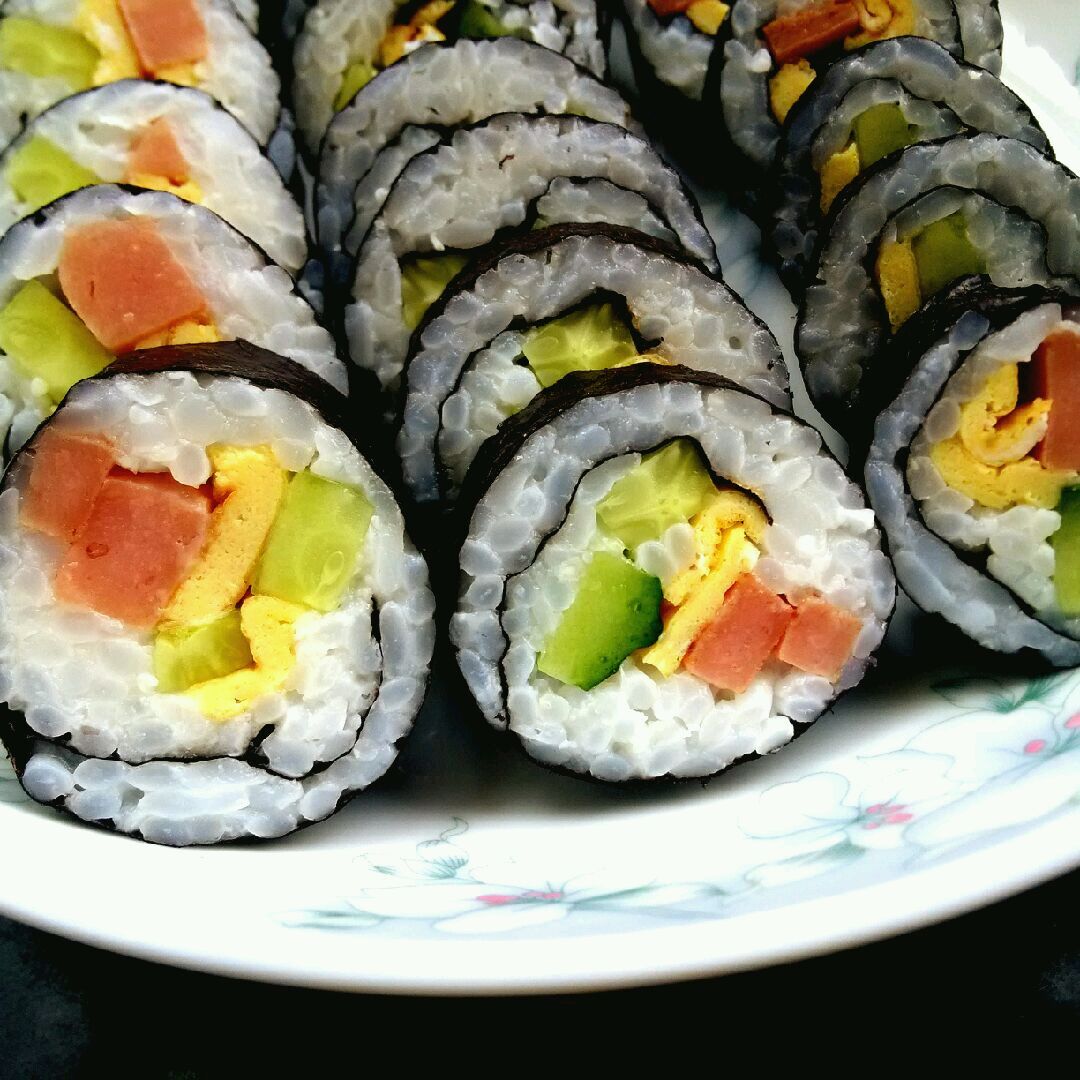 寿司白天美食鱼籽海苔室内食品摄影图配图高清摄影大图-千库网
