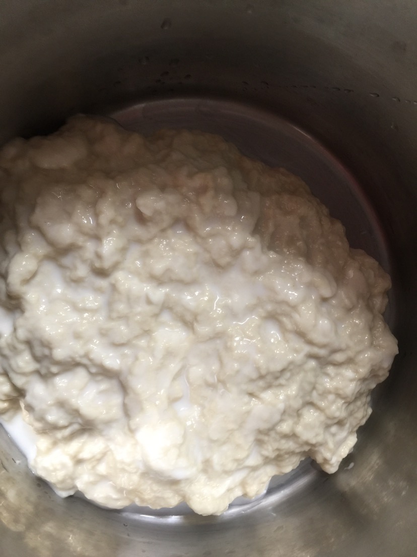 倒水洗面筋,洗的面有点发黄就可以,放锅蒸30分钟即可.
