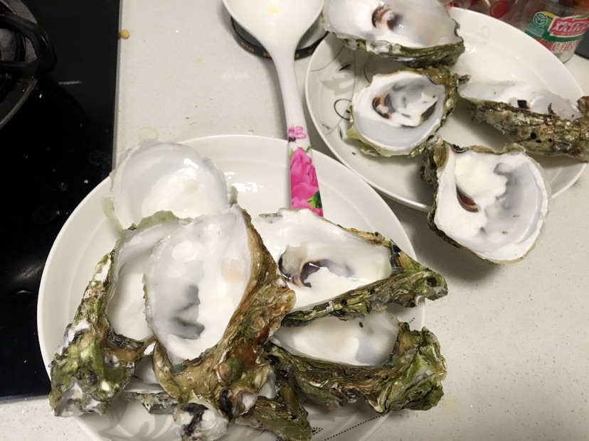 生蚝用热水煮两分钟开口取出生蚝肉,生蚝壳分别洗干净备用买什么鸡胸肉图片