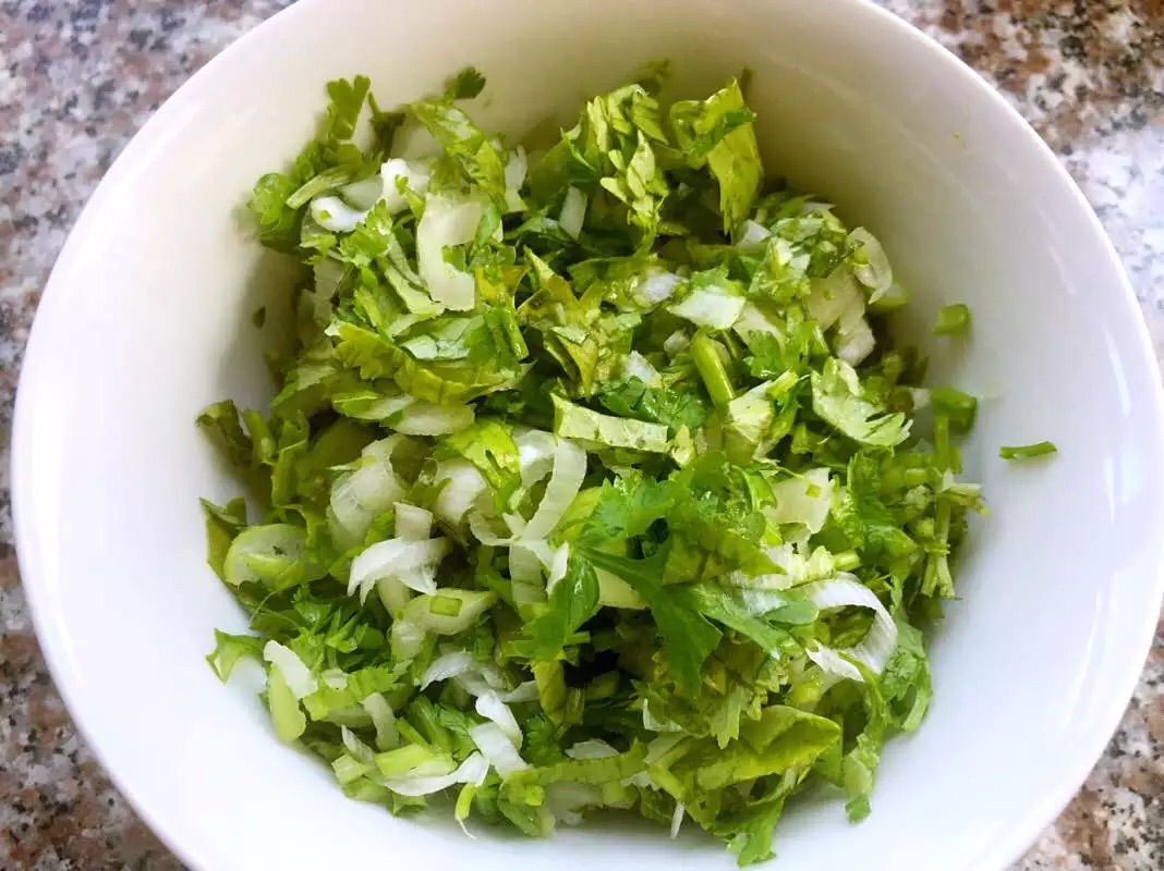 葱花香菜切碎末备用