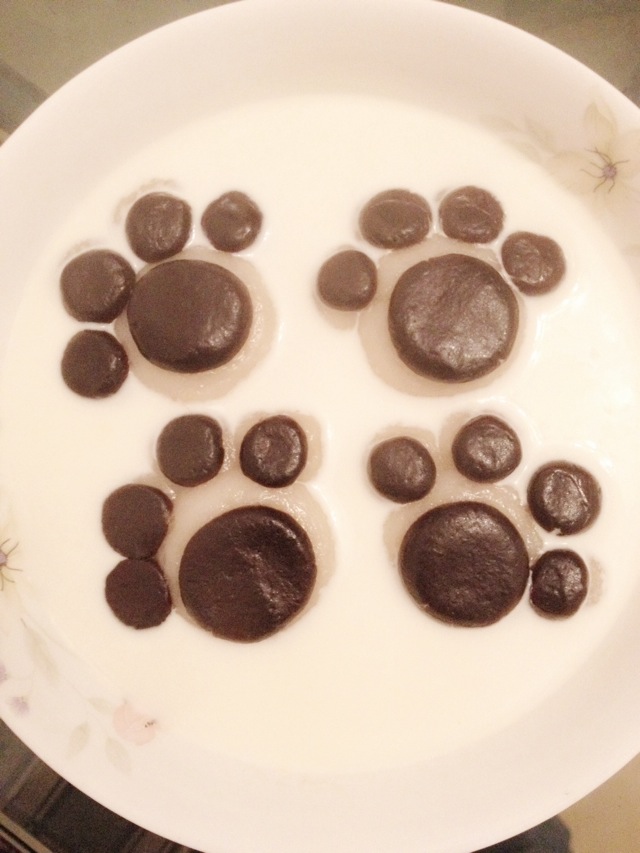 1. 我试验过的最佳团子大小比例:根据最大的白色定,它上面的咖色比它小一点就行;四个小白是大白的一半,它们上面咖色也素比它小一点就行啦。 2. 我可以很负责地告诉你:蒸的比煮的好很多,不光是不会散,口感也更好。实践显示,煮的基本就剩一个没散了。 3. 可可和牛奶绝对是好CP啊有木有~~~~~ 4.