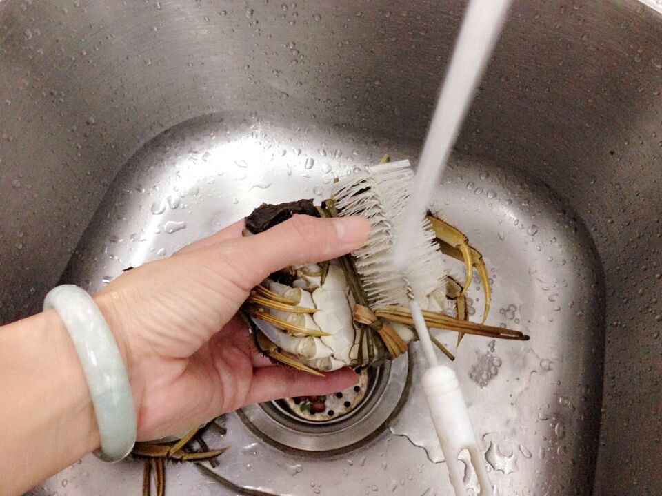 先把大闸蟹用刷子刷洗干净