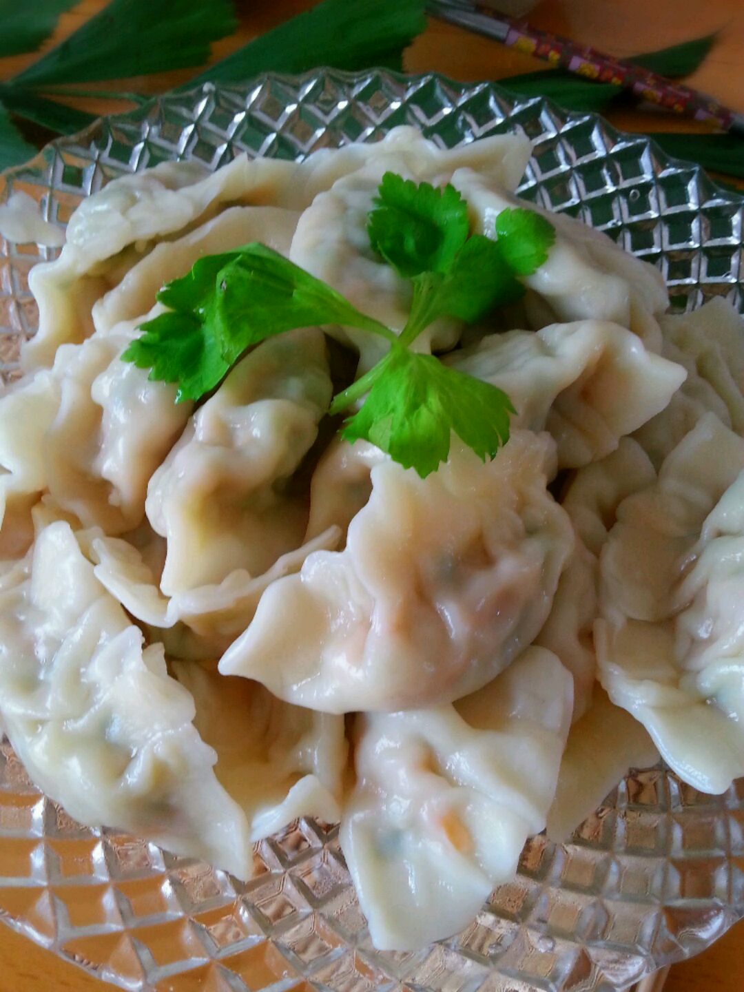 吃水饺时如果不够咸可备酱油和酸辣醋沾着吃,还可以将煮过饺子的汤下