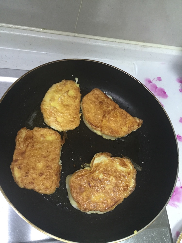煎鸡蛋馒头片的做法