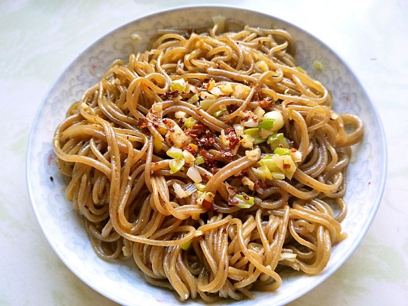 青海特色美食之门源青稞面钢丝面