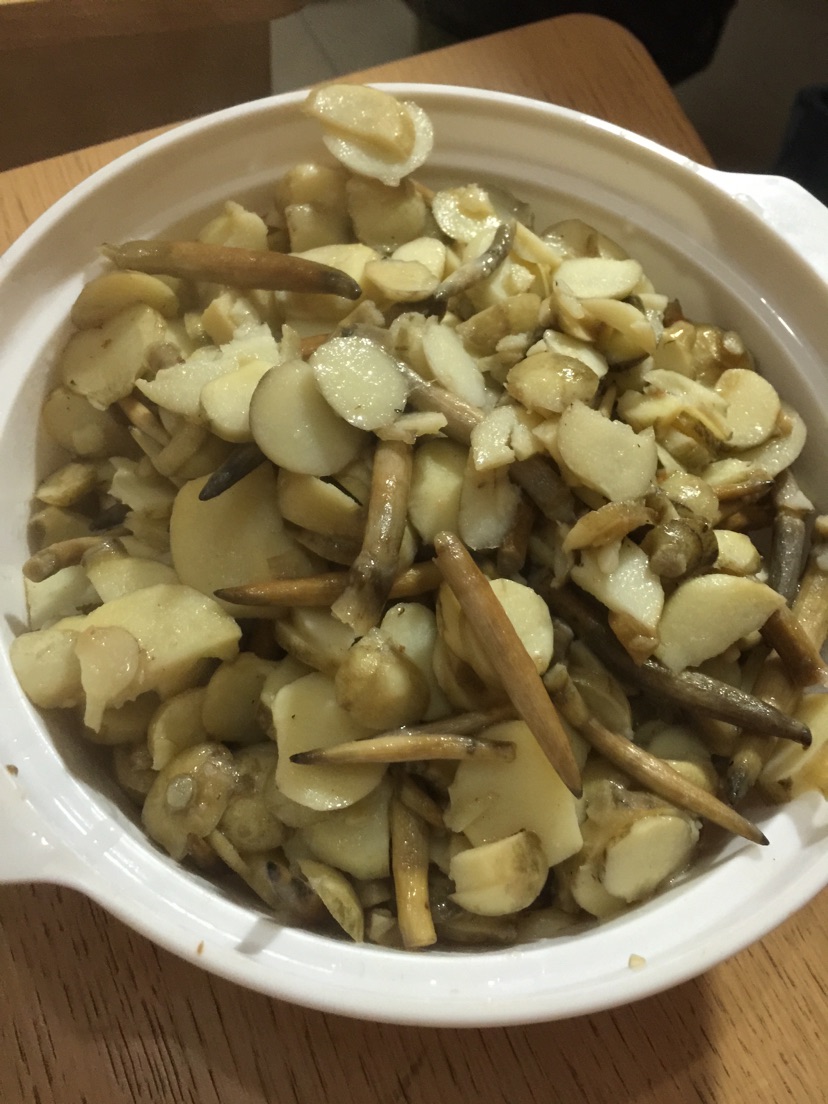 是小茨菇,大的有苦味,分离把子和身,如果是大的切条,小的切片,先焯水