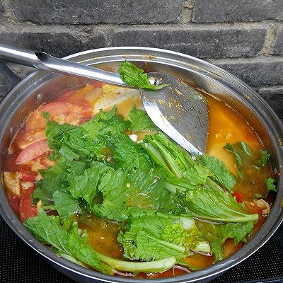 1.先炒肉7分熟,放酸辣椒炒,差不多就放水煮,开后放辅料即可!