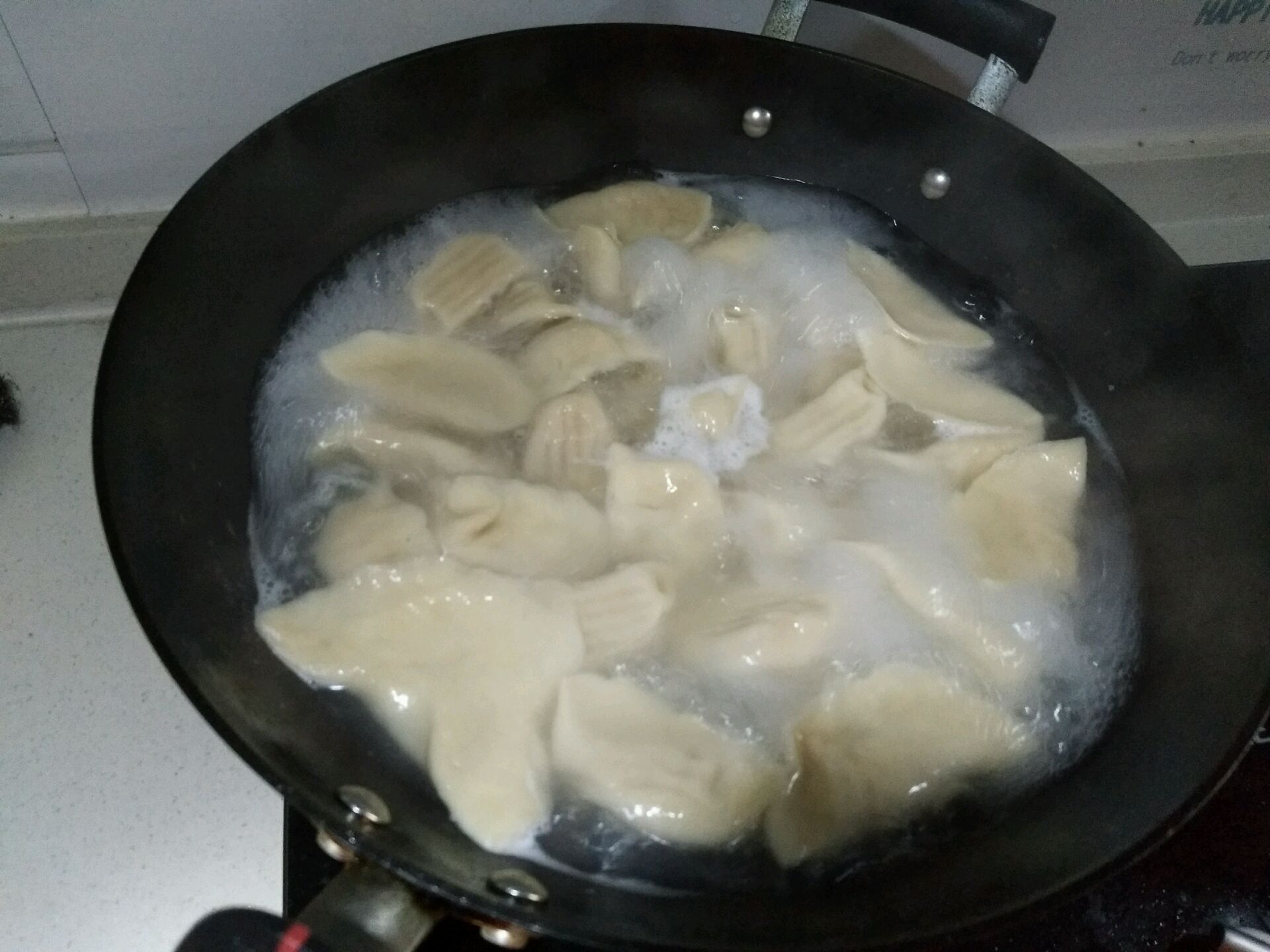 烧水,沸腾后下饺子入锅,大火滚三滚基本就熟了.