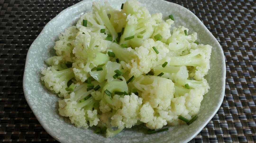 将炒熟透后的有机花菜装盘,最后撒上一点葱末就好了.