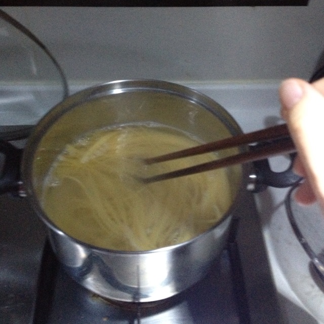 煮面时,注意用筷子搅动一下,避免面粘锅底.