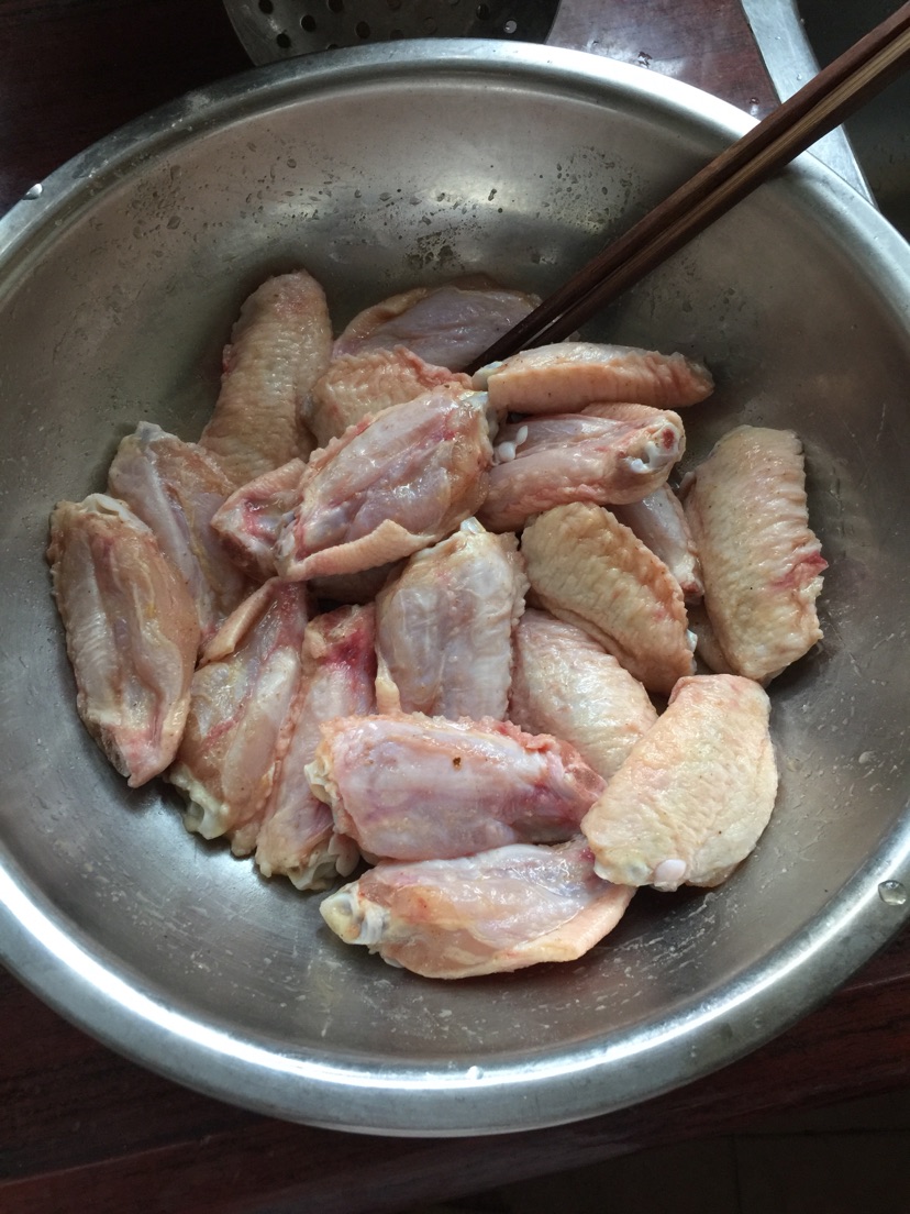 鸡翅解冻,放入适量盐焗鸡粉,腌制30分钟左右