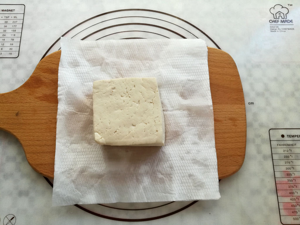 豆腐用厨房纸吸干水份,取100克份量