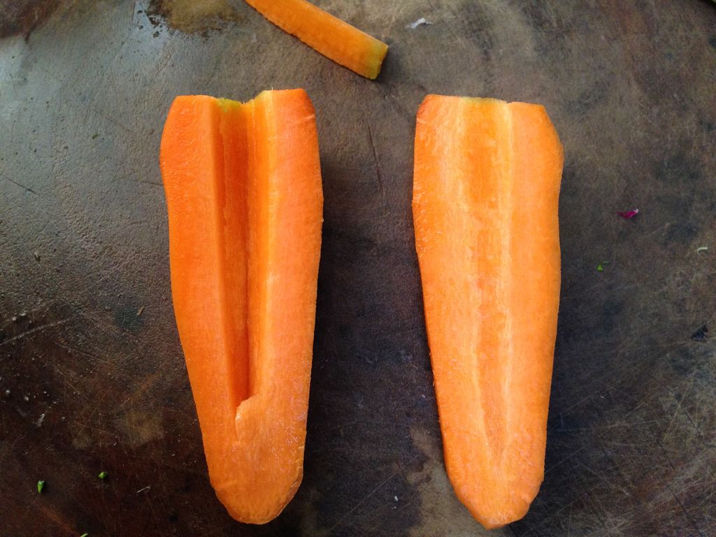胡萝卜对半切开,用刀消去芯的部分(目的是成菜漂亮,不介意的此步可以