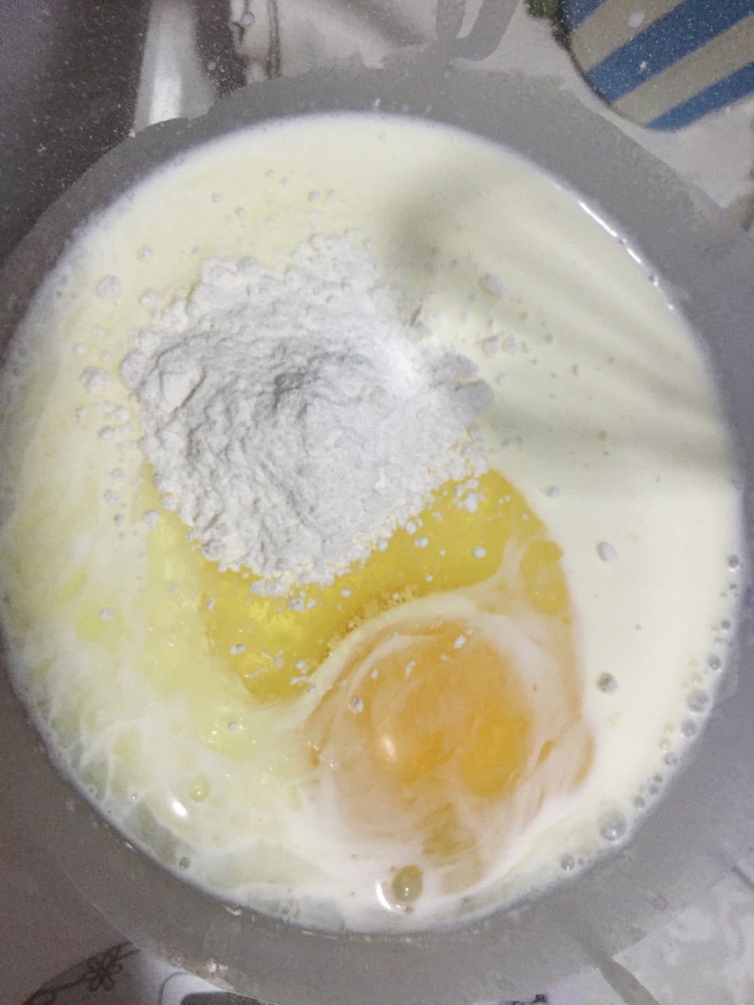 加入鸡蛋和低筋面粉