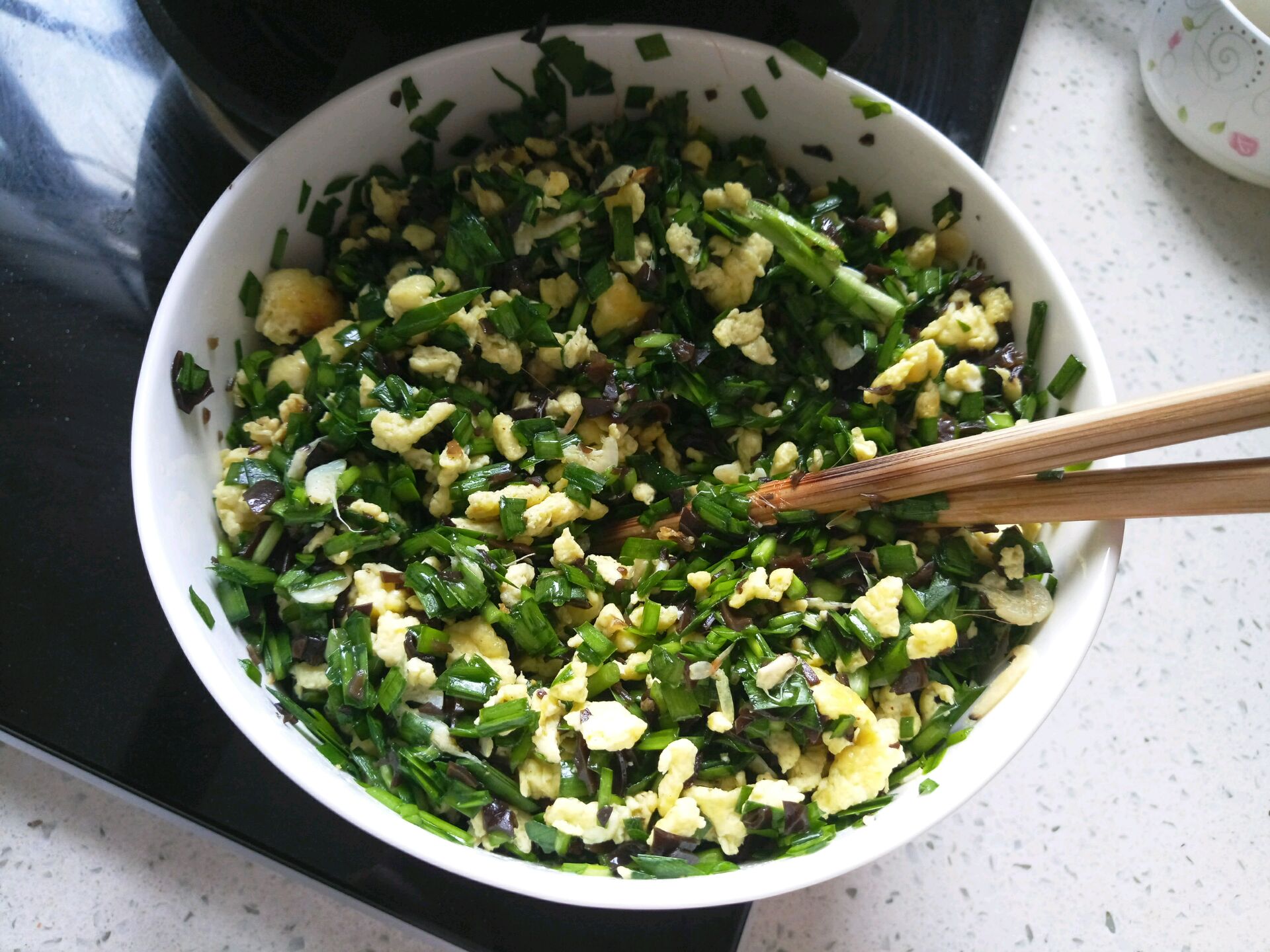 多吃芹菜和圆葱对身体特别好，今天就用它们做一道好吃的美食，香 - 哔哩哔哩