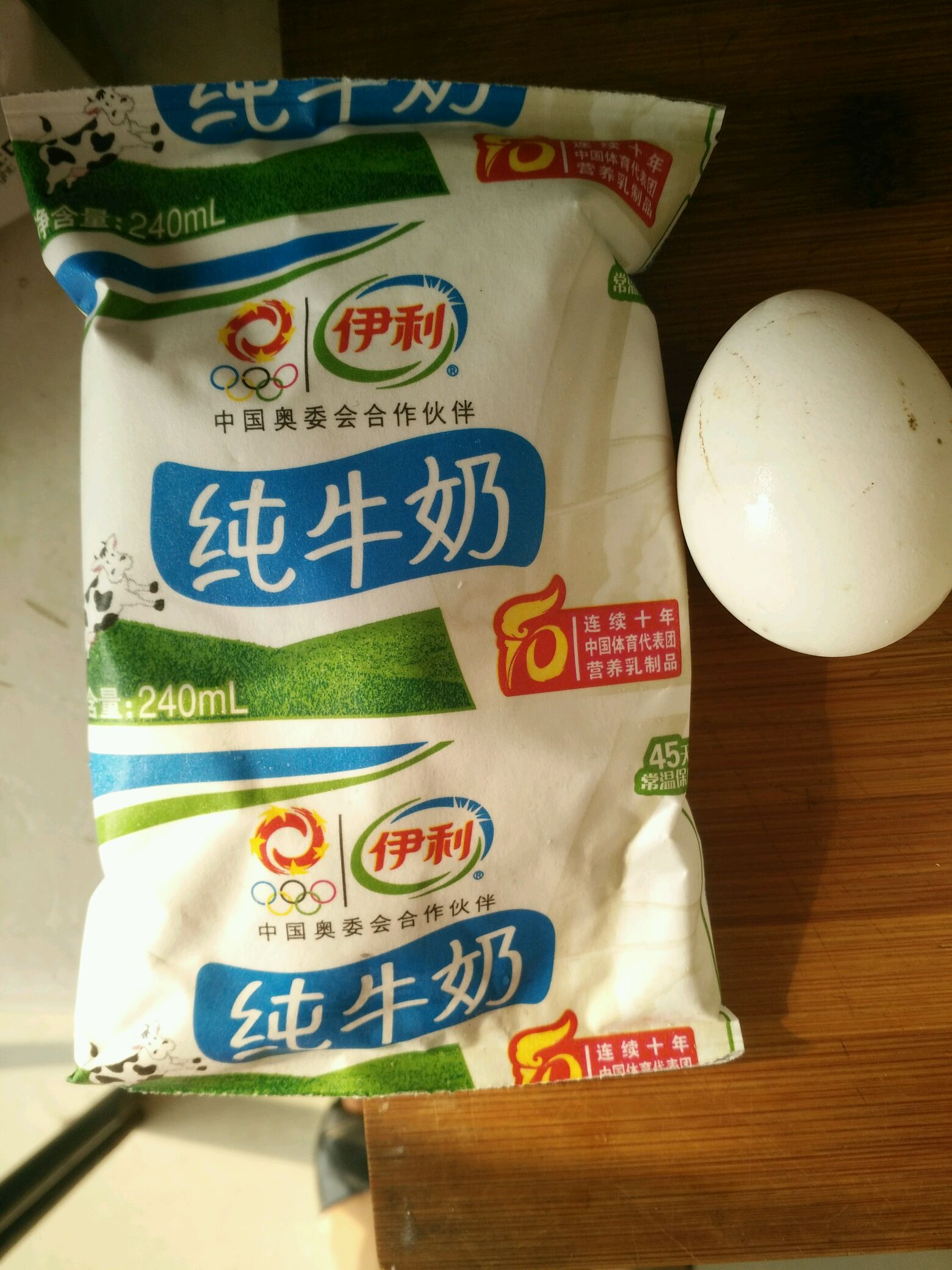 1. 鸡蛋1个,牛奶150克,白糖100克,酵母10克,面粉200克