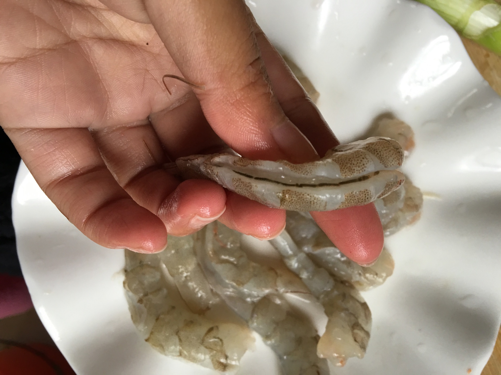 把大虾洗净,去壳,去虾线,放置备用