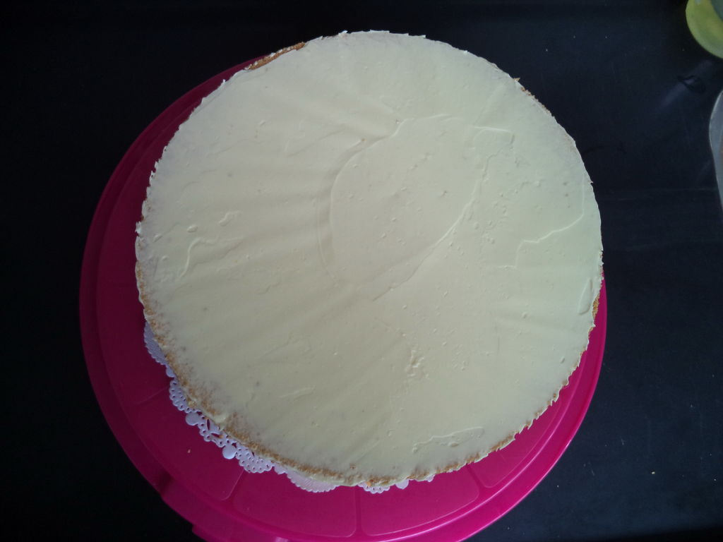 盖上一片蛋糕,抹上奶油霜,均匀抹平,蛋糕边上不用抹奶油霜.