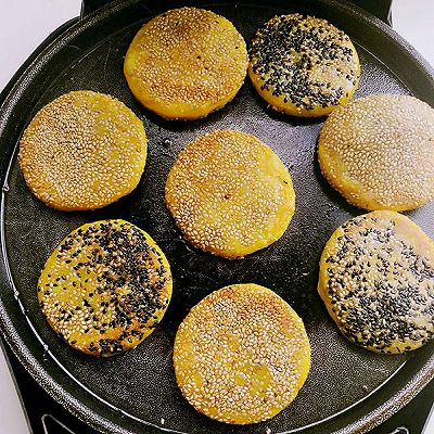 电饼铛加热,按烙饼功能,油热后放入南瓜生坯,煎至两面金黄即可出锅.