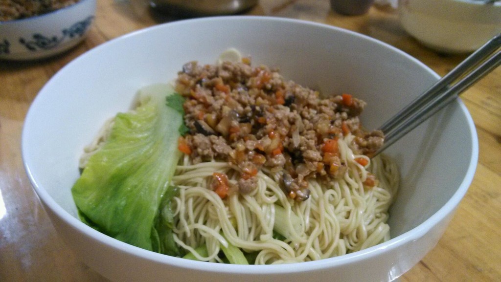 然后烧一锅水烫面条和自己喜欢的青菜,把肉碎淋上面就可以开动啦