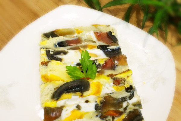 料 熟咸鸭蛋2个 皮蛋(松花蛋)2个 生鸡蛋4个 三色蒸蛋的做法