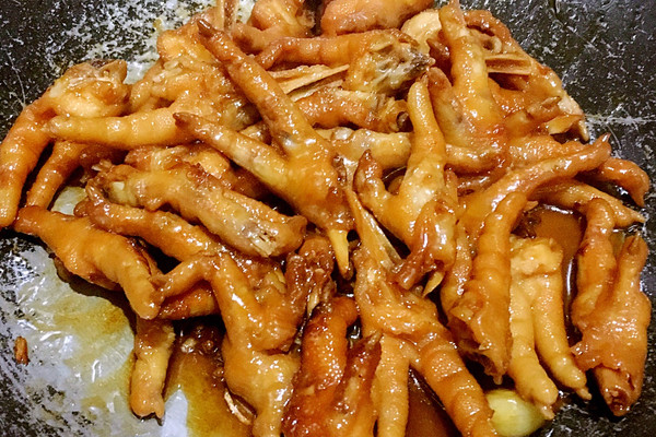 八角四个鸡精适量生抽适量盐适量排骨爪的菜谱做法本步骤卤鸡上有大疙瘩图片