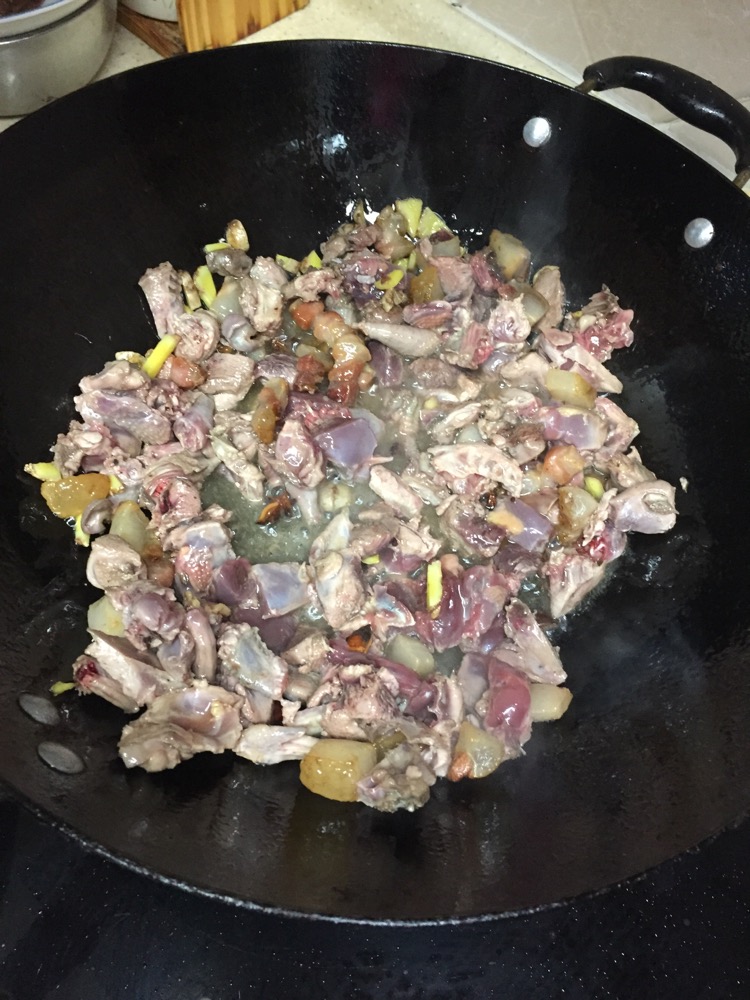 等油都炸出来了把斑鸠肉和生姜丁一起到进去翻炒然后加入花椒