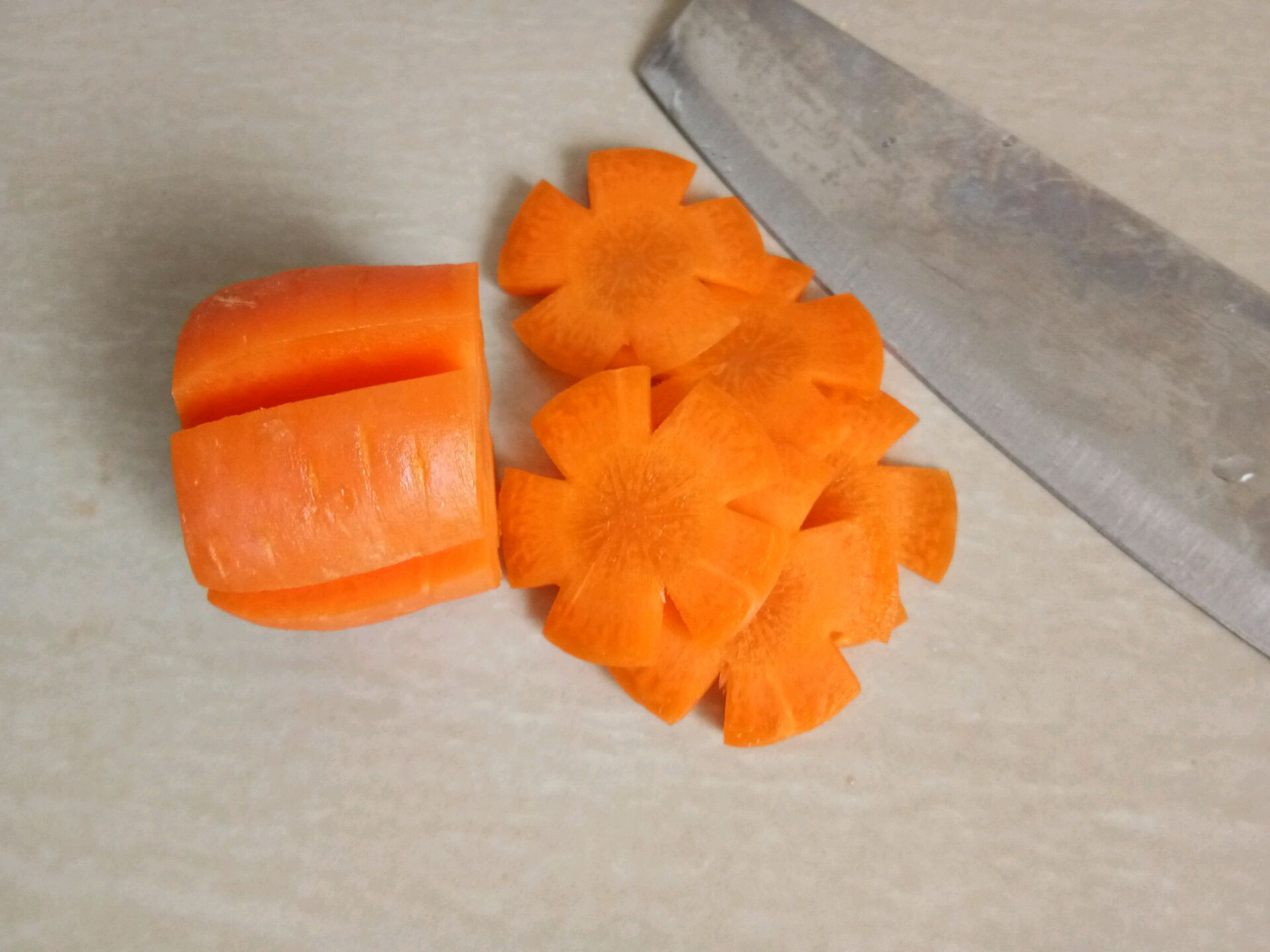 胡萝卜切成花片.
