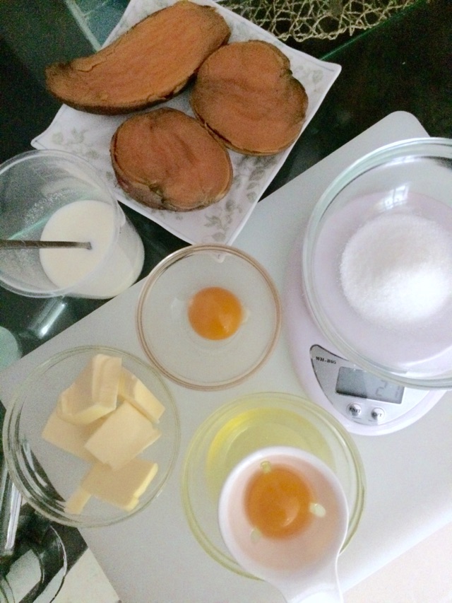 备齐食材,红薯蒸软(或用微波炉叮),蛋黄分离.