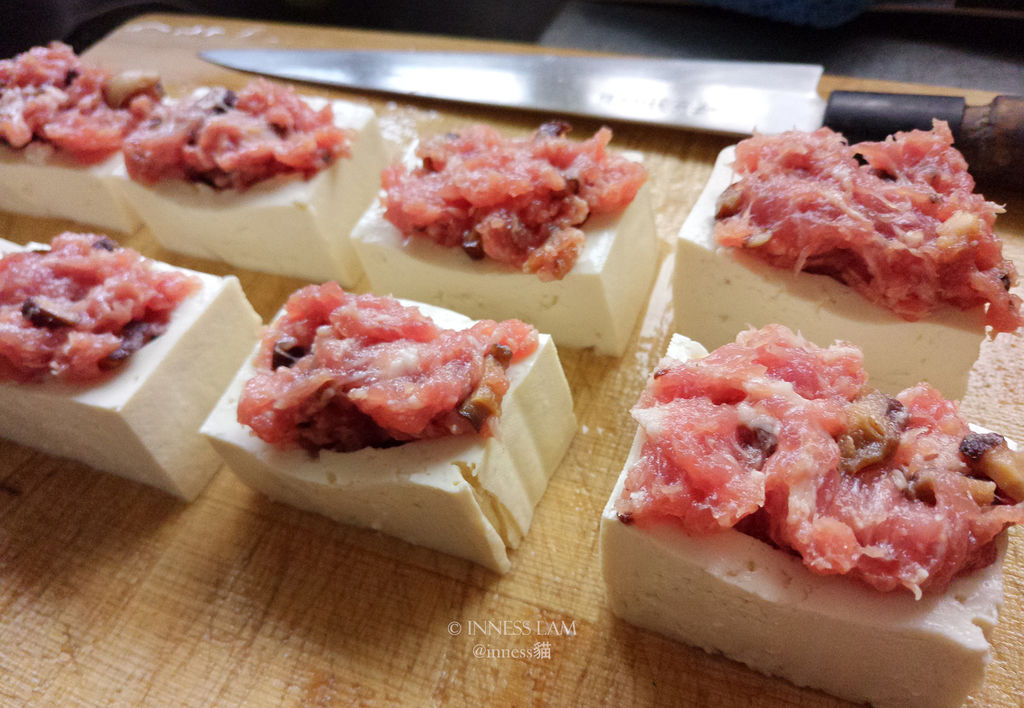 把肉糜塞进豆腐里.