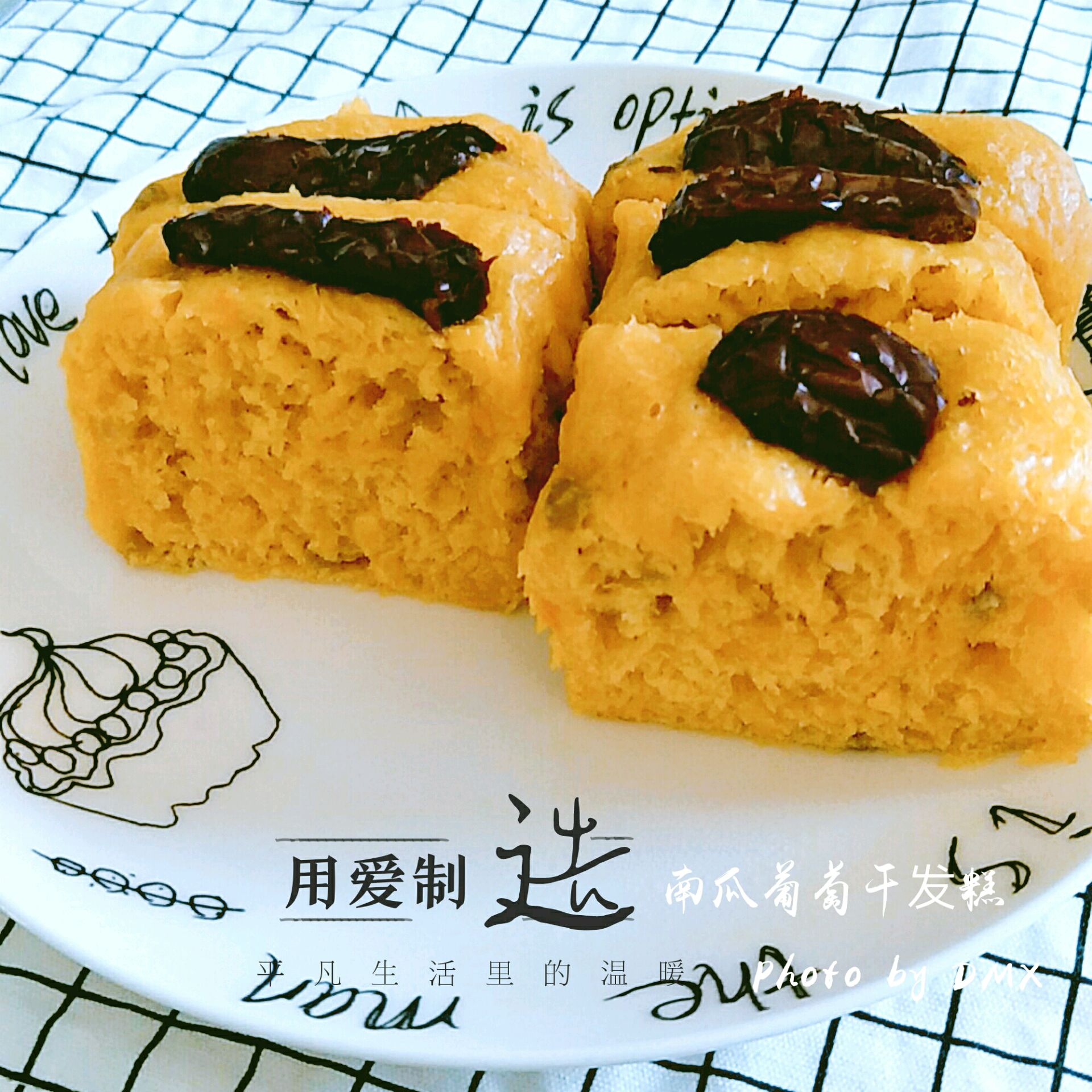 2. 1.在南瓜泥冷却时,稍微加热牛奶(为了混合发酵酵母)。待南瓜温热时,加入牛奶,酵母,白砂糖,面粉过筛筛进去,混合均匀!一定要掌握好温度,不能太热更不能凉!2.将葡萄干已经,切碎,拌入南瓜米糊,拌匀。