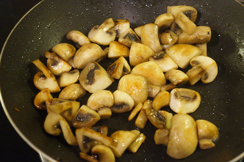 黄油分别将小洋葱,蘑菇炒至微微金黄.