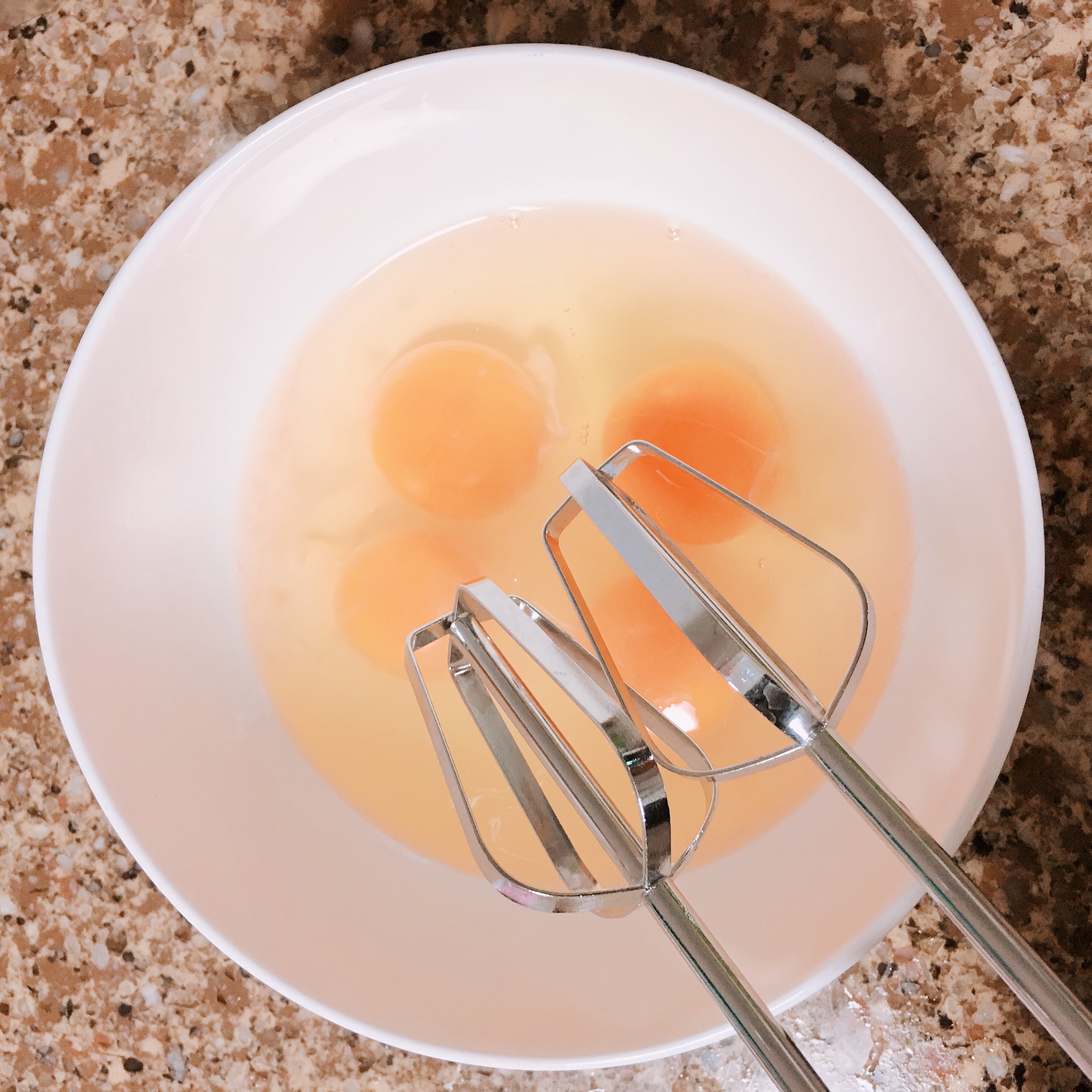 蛋清的打发方法，只要记住3个小窍门，打发后能装满盘|蛋清|打蛋器|筷子_新浪新闻