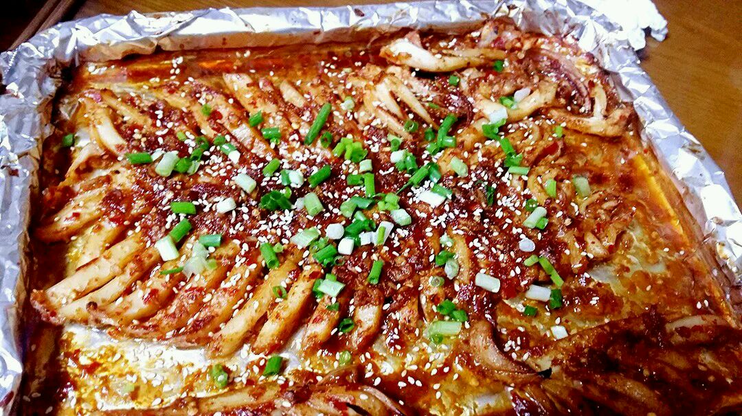 制作孜然烤鱿鱼的材料:鲜冻鱿鱼,盐,蜂蜜,蕃茄酱,蒜蓉,玉米油