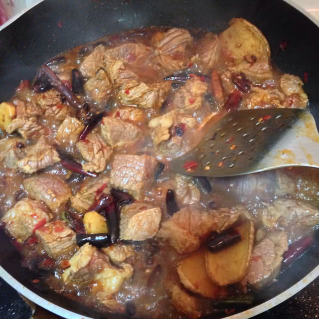 川香麻辣土豆烧牛肉的做法_【图解】川香麻辣土豆烧 ...