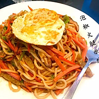 泡椒炒米线的做法步骤 1. 胡萝卜,火腿肠,青椒等蔬菜全部切丝 2.