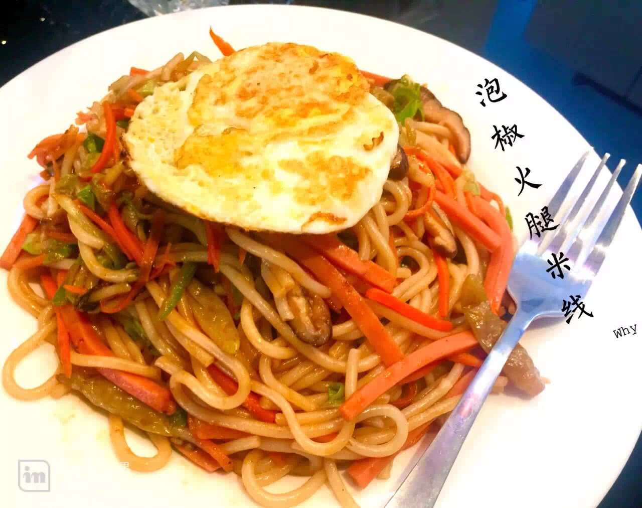 泡椒炒米线的做法步骤 1. 胡萝卜,火腿肠,青椒等蔬菜全部切丝 2.
