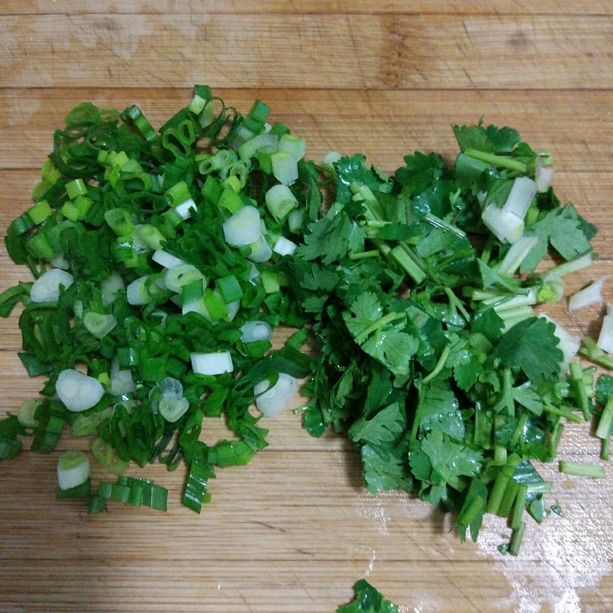 葱切葱花,香菜切段.