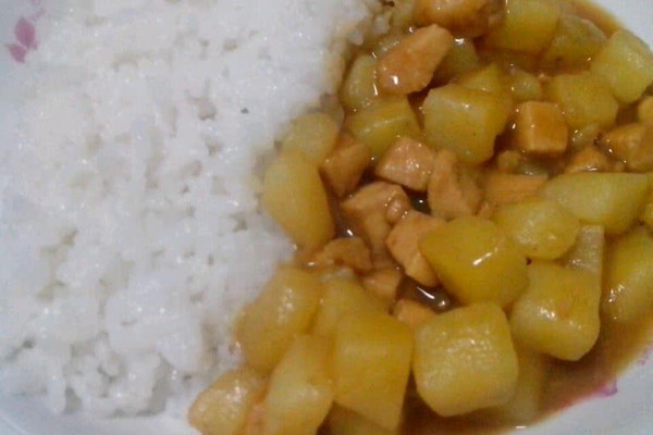 咖喱鸡肉土豆盖饭