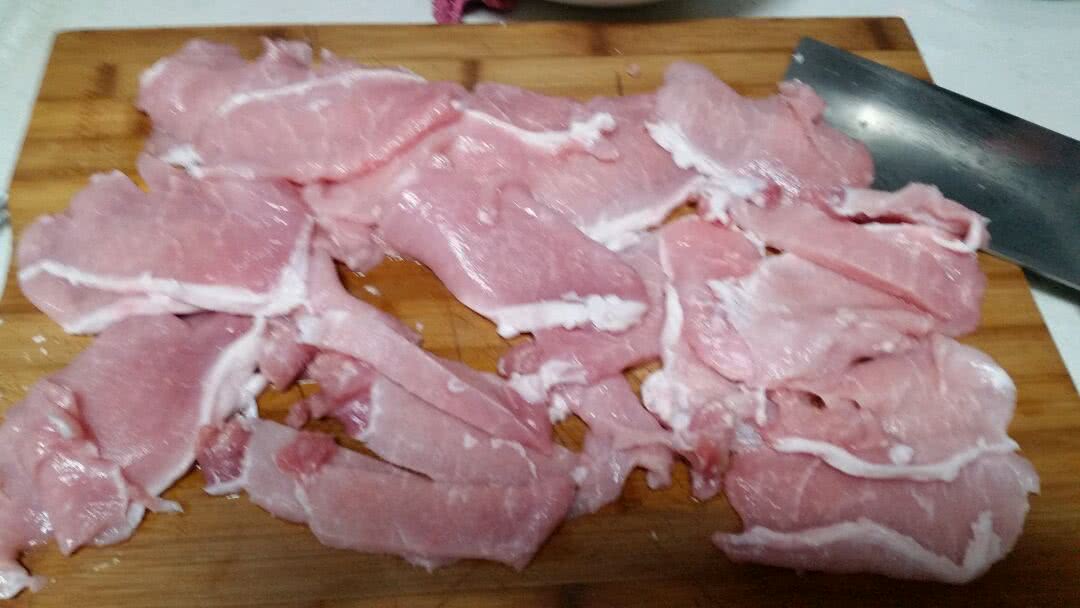 里脊肉切片,我用的是冻肉,切完控水