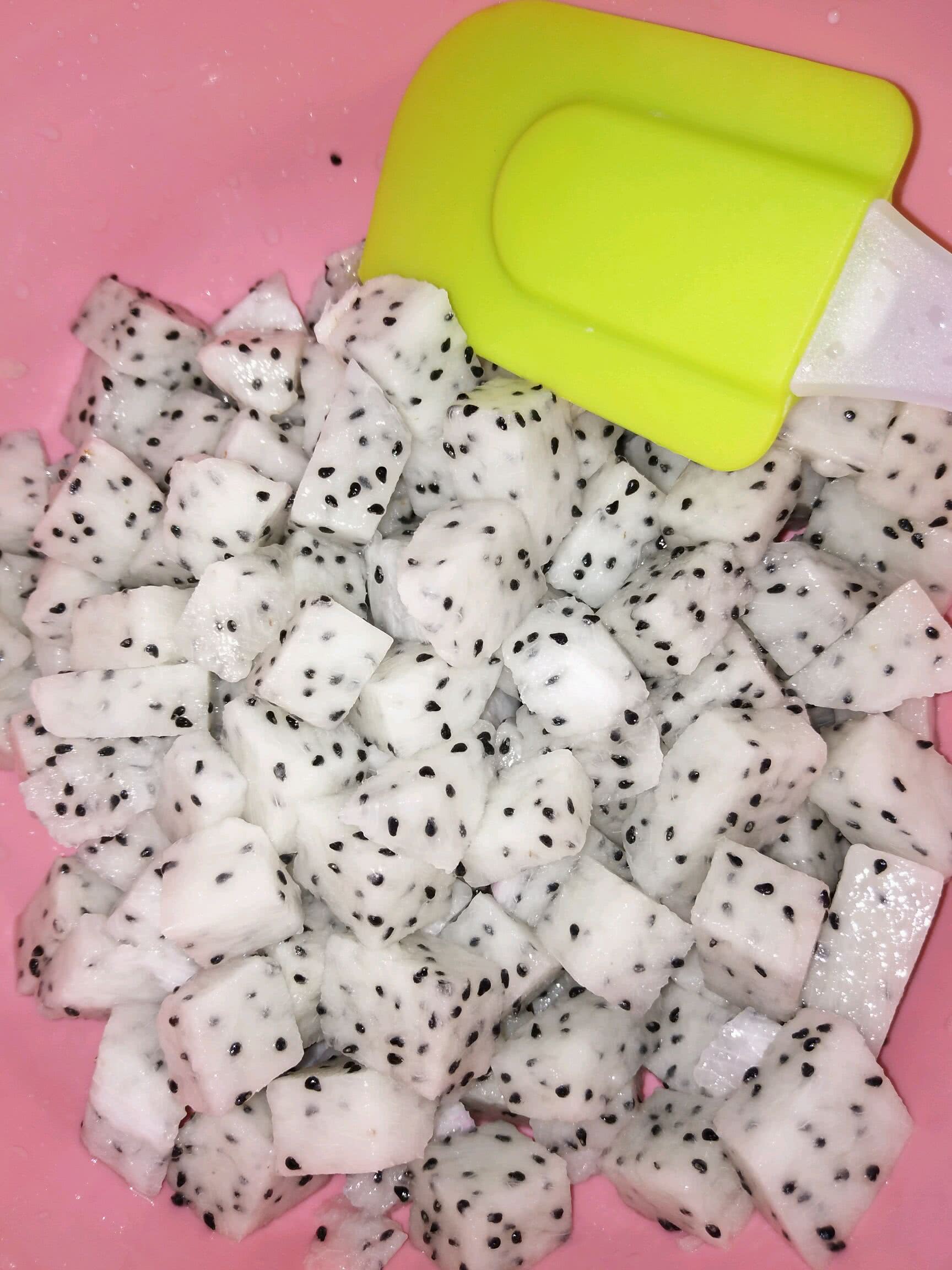 火龙果切小块