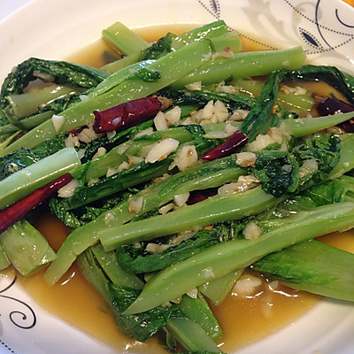 1,莴笋对切    2,碾碎蒜蓉,干辣椒一分为二    3,先炒辣椒和蒜蓉,再