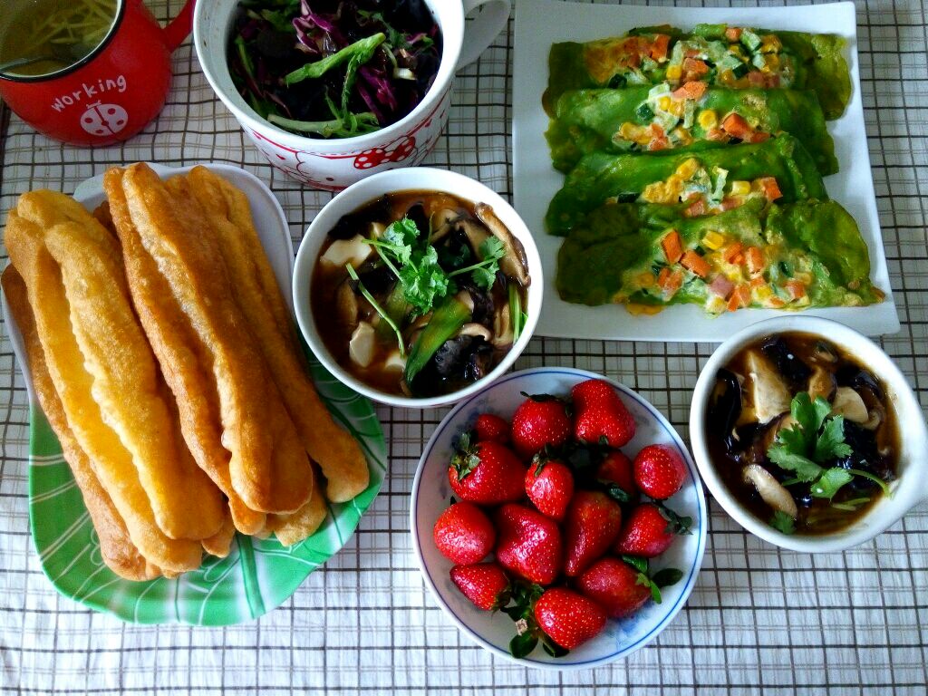 配上豆腐脑,丰盛的早餐.