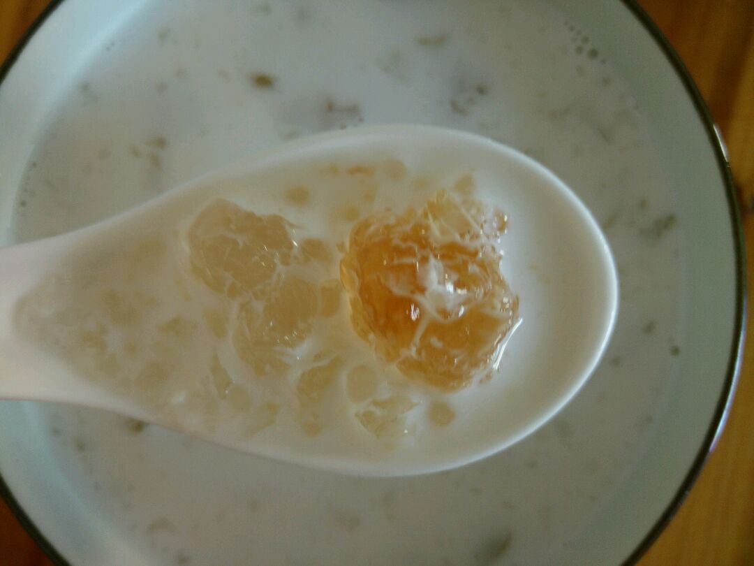 这个是煮泡好的桃胶,把桃胶加水放到锅中加冰糖一起熬煮20min左右,火