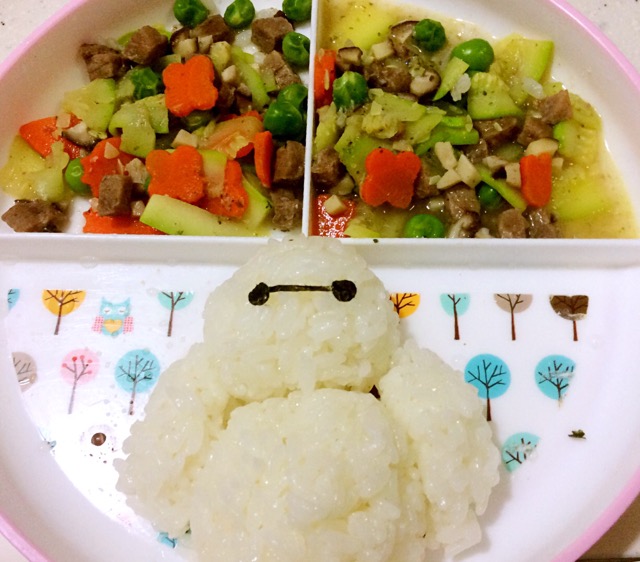 1. 1。牛排粒 胡萝卜 豌豆 玉米 香菇 洗干净 改刀后备用 2。锅里少许橄榄油将1。翻炒变色后加少许水煮至完全熟透 装盘 3。煮好的米饭 双手沾上凉开水 捏出大白造型如图 用海苔剪出大白面部造型即可