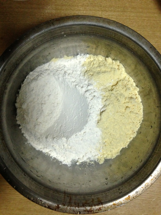 酵母加白糖,用接近体温的水化开,黄豆面和白面混合均匀,倒入玉米糊