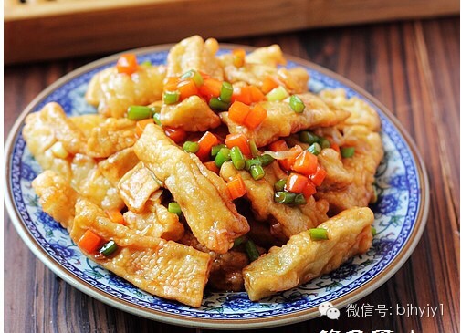 1. 材料:茄子、蒜薹、胡萝卜、鸡蛋、葱、番茄酱、蚝油、糖、醋、低筋面粉、油等。 做法: 1、茄子洗净刮去表皮,切成条状,撒1小勺盐拌匀,腌制10分钟;低筋面粉里打入一个鸡蛋加入少许水,调成稀稠适中的面糊。腌好的茄子将杀出的黑水倒去,放入面糊中调拌均匀,使每根茄子都沾满面糊。 2、锅中油烧至六七成热,将沾满面糊的茄子放入锅中炸,炸至茄子金黄酥脆即可捞出控油。一勺番茄酱、一勺醋、一勺蚝油、3勺糖,2勺水调成料汁(这里的勺是指5毫升)胡萝卜、蒜薹切丁、葱花切碎备用。 3、锅中少许油烧热,油热后