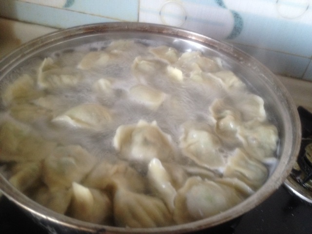 锅中水开后下饺子,用大勺沿着锅边往前推饺子,这样搅的饺子不烂.